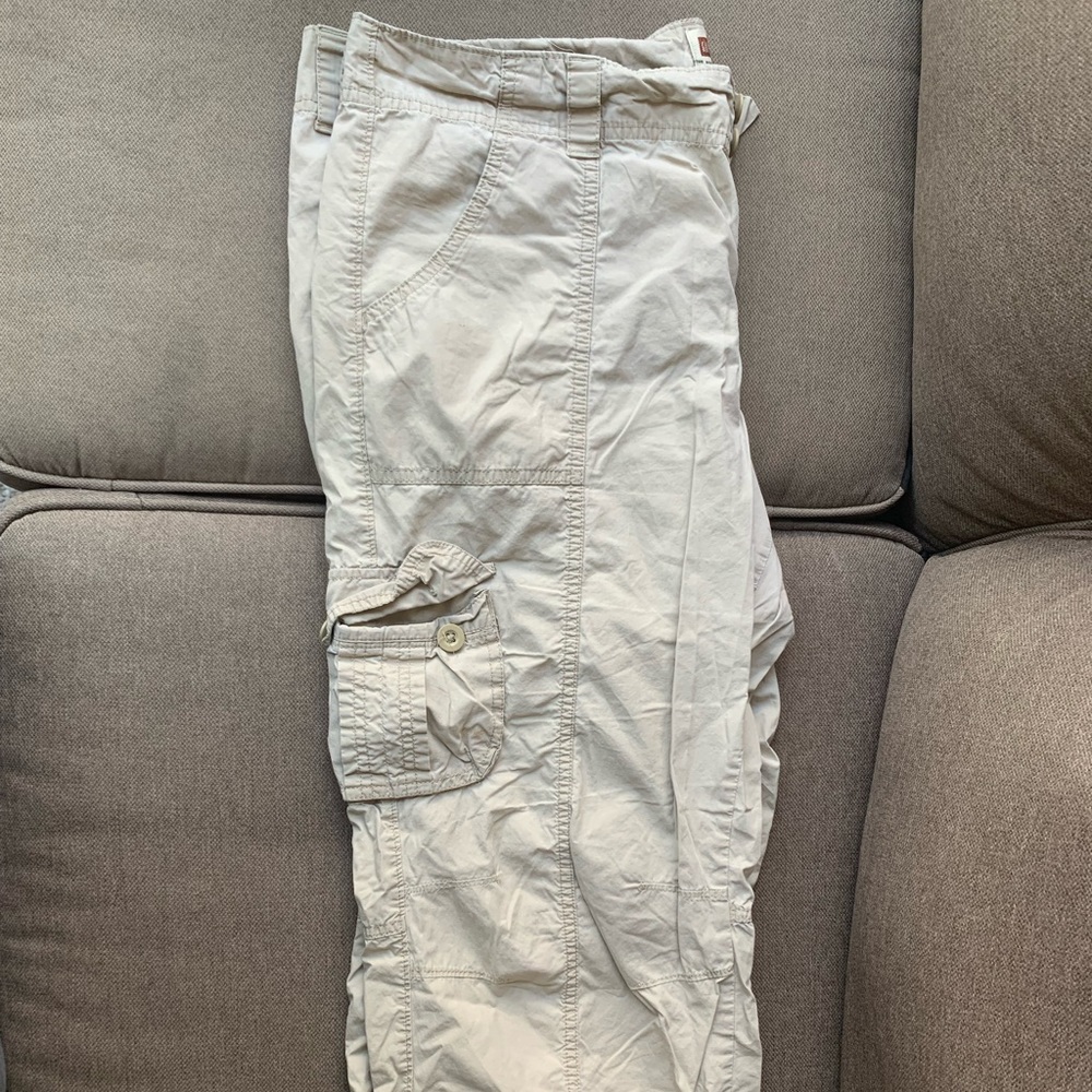 Gap Khaki capris, draw string at the calf of your leg. excellent condition
